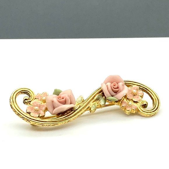 1928 Floral Flourish Bar Brooch, Vintage Romantic Lapel Pin with Bisque Roses - Picture 1 of 3